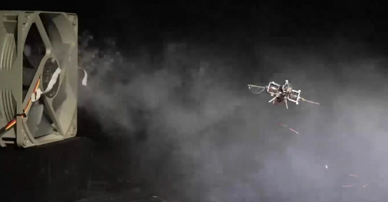 11秒翻10个跟头，这个4厘米飞行机器人像虫子一样“灵”(图1)